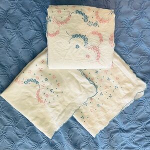 White Linen w Blue & Pink Embroidery King /Queen Bed Coverlet Sheet & Shams VTG